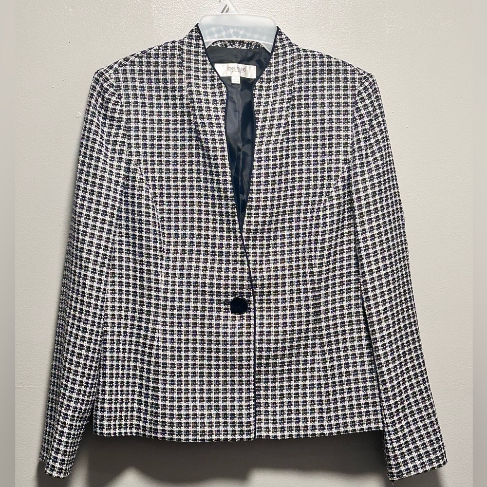 Woman’s Jones Studio Black/White Grayish Blazer. Size 10